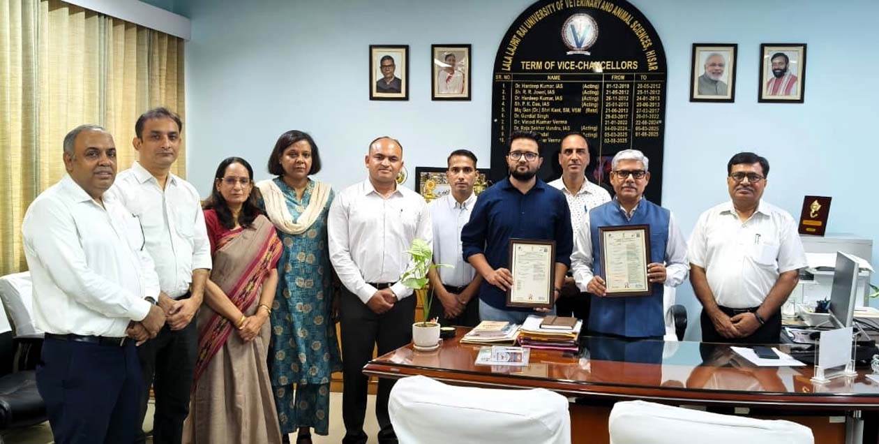 कुलपति प्रो. विनोद कुमार वर्मा से मिलते वैज्ञानिक।