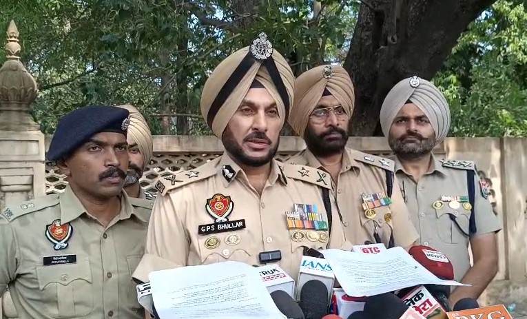 सीपी अमृतसर गुरप्रीत सिंह भुल्लर जानकारी देते हुए