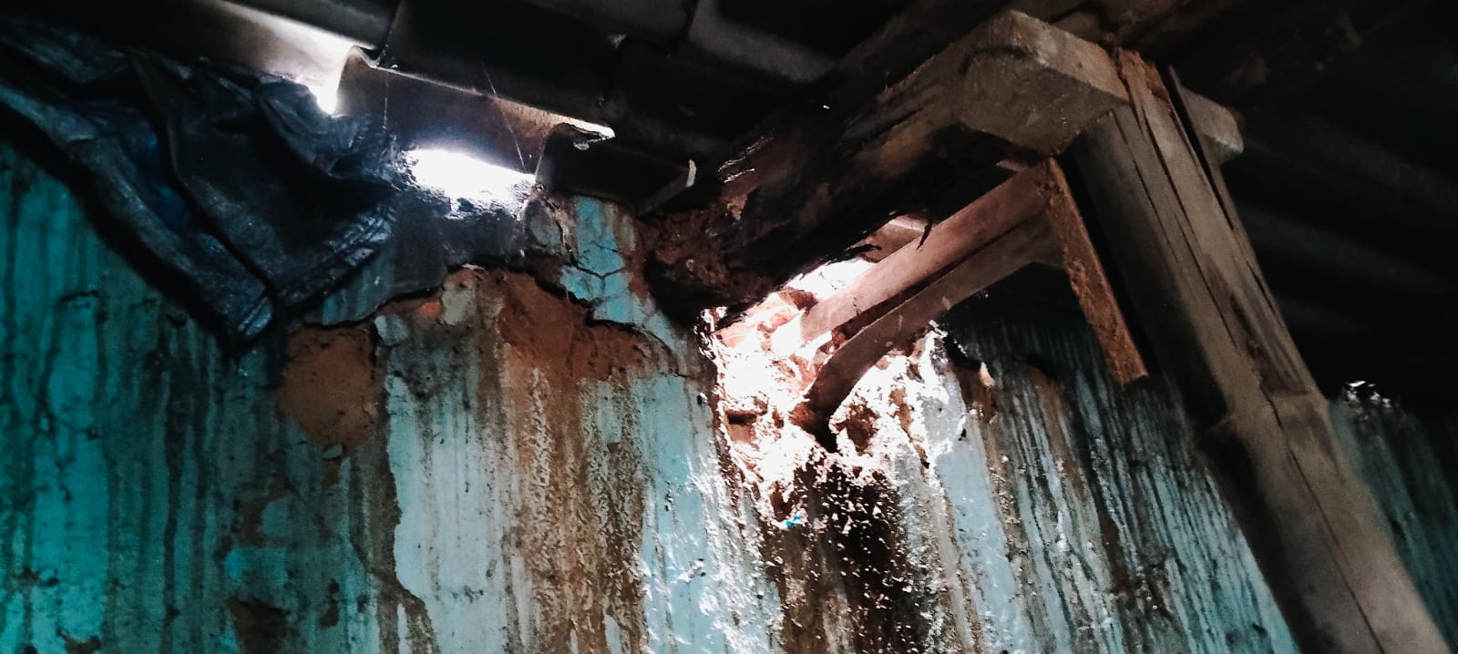 हेवी ब्लास्टिंग से दहशत में नराईबोध के ग्रामीण, घरों पर पत्थर गिरने का आरोप; मांगें नहीं मानी गईं तो SECL गेवरा मुख्यालय घेरने की चेतावनी हेवी ब्लास्टिंग से दहशत में नराईबोध के ग्रामीण, घरों पर पत्थर गिरने का आरोप; मांगें नहीं मानी गईं तो SECL गेवरा मुख्यालय घेरने की चेतावनी