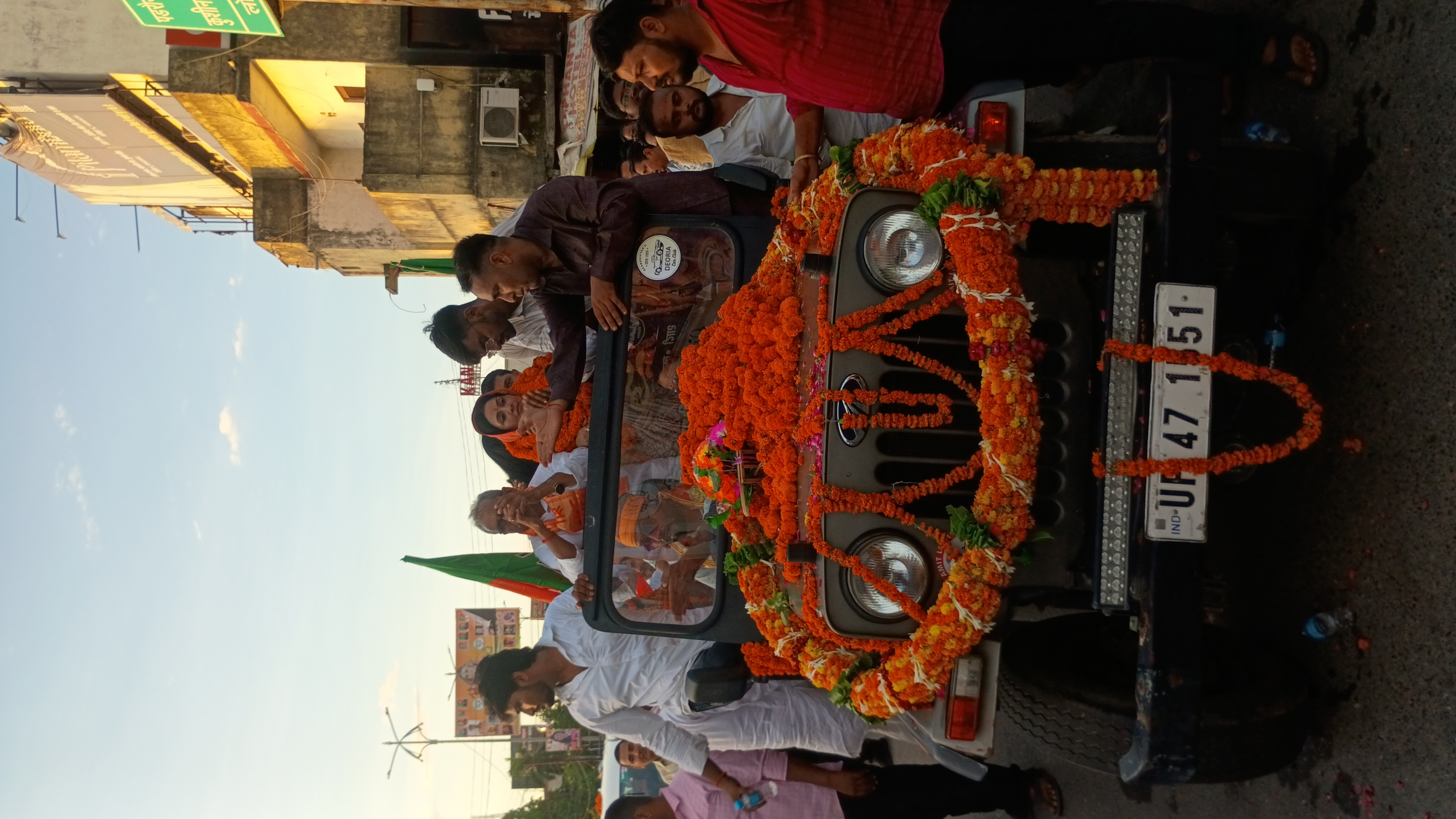 फोटो प्रदेश मंत्री का स्वागत करते