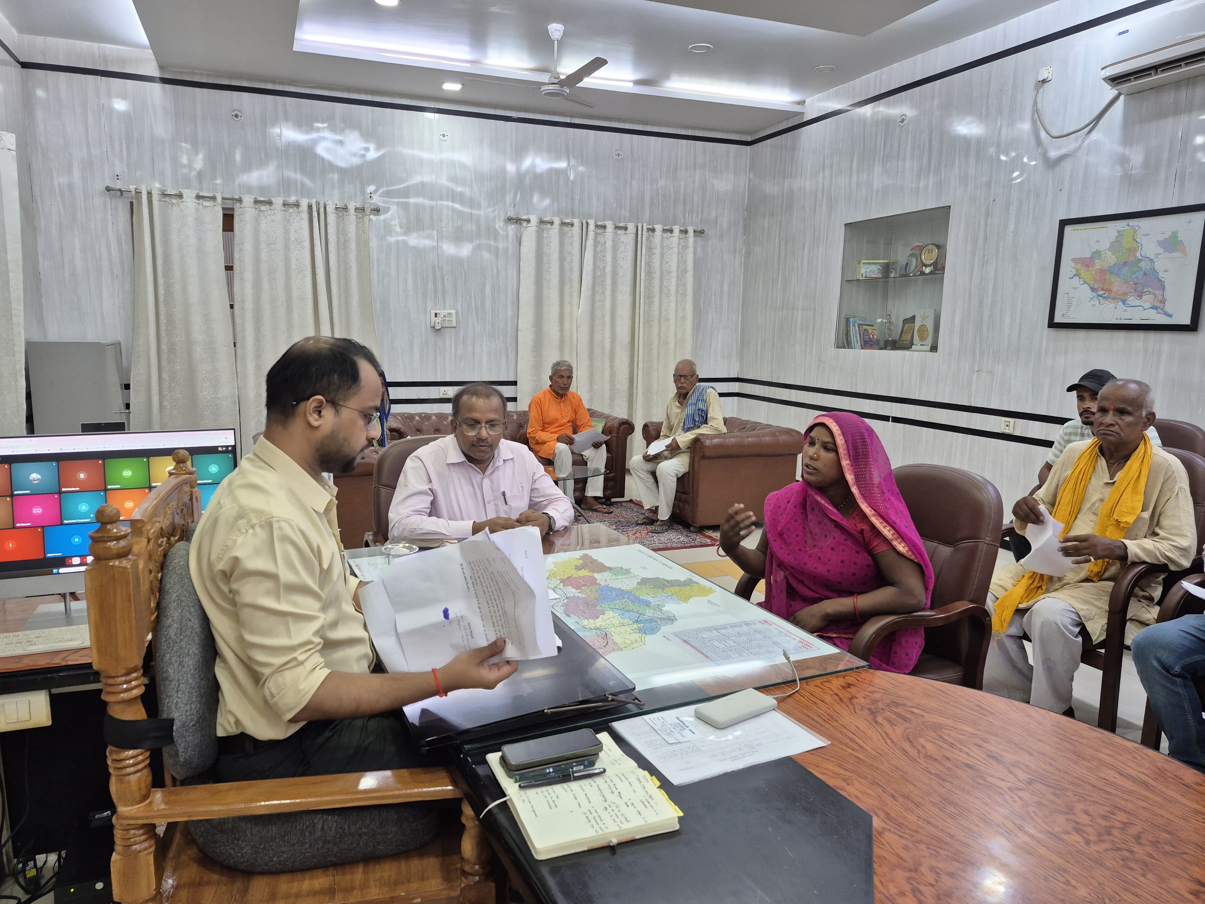 जनता दरबार में आए 85 आवेदनों का जिलाधिकारी ने कार्रवाई का दिया निर्देश