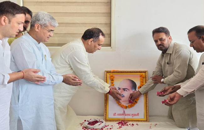 सोनीपत: डॉ. मुखर्जी के चित्र पर पुष्प अर्पित कर उन्हें श्रद्धांजलि देते हुए भाजपा के पूव्र प्रदेशाध्यक्ष मोहन लाल बडौली सोनीपत: डॉ. मुखर्जी के चित्र पर पुष्प अर्पित कर उन्हें श्रद्धांजलि देते हुए भाजपा के पूव्र प्रदेशाध्यक्ष मोहन लाल बडौली