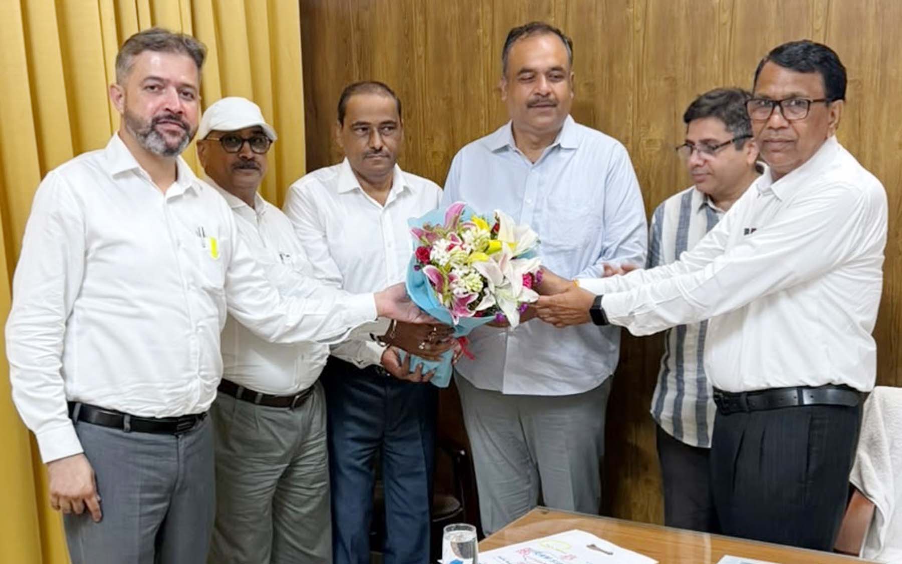 गुरुग्राम में नव नियुक्त उपश्रमायुक्त गुरुग्राम (सर्कल-1) भगत प्रताप सिंह का स्वागत करते लेबर लॉ एडवाइजर्स एसोसिएशन के प्रतिनिधिमंडल के सदस्य। गुरुग्राम में नव नियुक्त उपश्रमायुक्त गुरुग्राम (सर्कल-1) भगत प्रताप सिंह का स्वागत करते लेबर लॉ एडवाइजर्स एसोसिएशन के प्रतिनिधिमंडल के सदस्य।