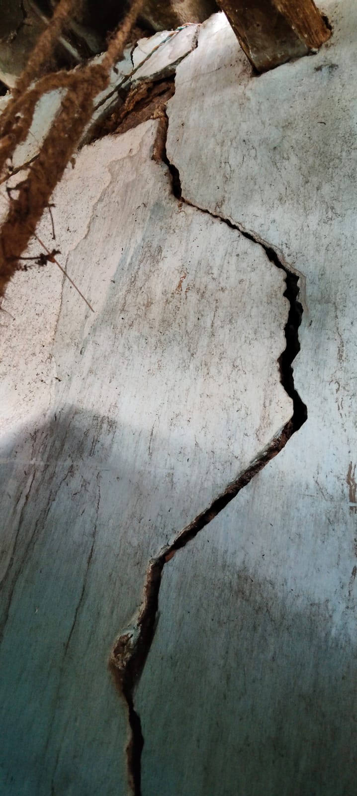 हेवी ब्लास्टिंग से दहशत में नराईबोध के ग्रामीण, घरों पर पत्थर गिरने का आरोप; मांगें नहीं मानी गईं तो SECL गेवरा मुख्यालय घेरने की चेतावनी हेवी ब्लास्टिंग से दहशत में नराईबोध के ग्रामीण, घरों पर पत्थर गिरने का आरोप; मांगें नहीं मानी गईं तो SECL गेवरा मुख्यालय घेरने की चेतावनी