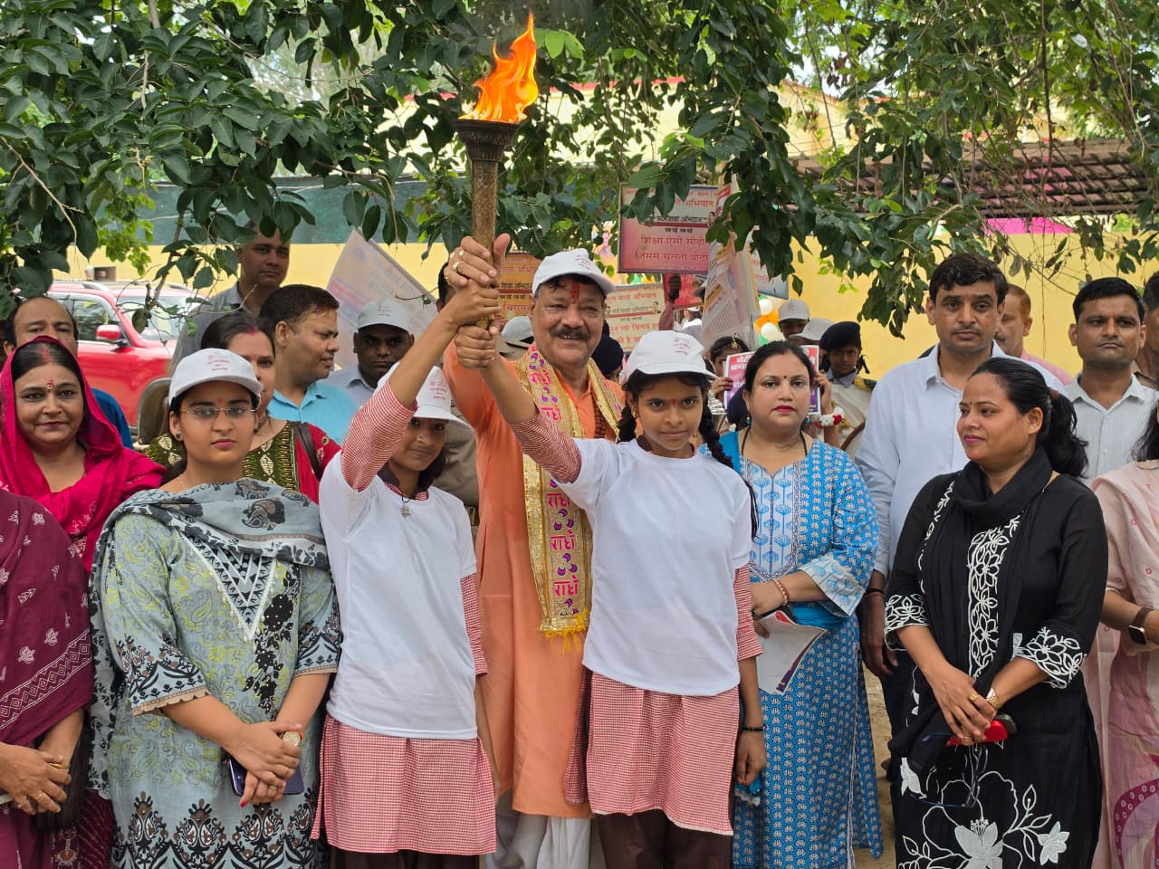 विधायक, सीडीओ और बीएसए ने संयुक्त रूप से स्कूल चलो रैली की मशाल प्रज्वलित की और हरी झंडी दिखाकर विशाल जागरूकता रैली को रवाना करते हुए