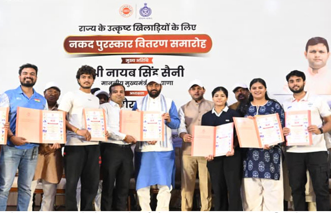 हरियाणा के मुख्यमंत्री नायब सैनी विजेता खिलाड़ियाें के साथ