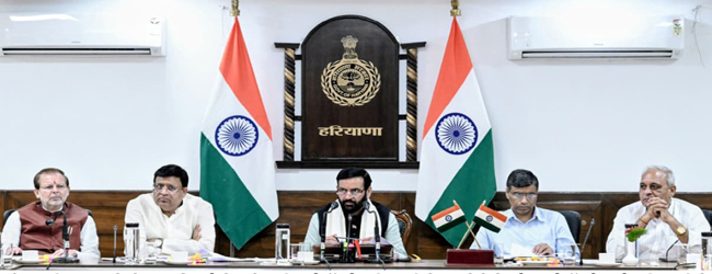 हरियाणा के मुख्यमंत्री नायब सिंह सैनी उच्चाधिकार प्राप्त क्रय समिति की बैठक  लेते हुए। साथ हैं कैबिनेट मंत्री