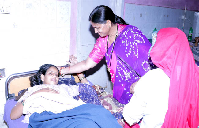 अस्पताल में मरीजों से हाल-चाल जानती वाइस चेयरमैन मीना परमार।