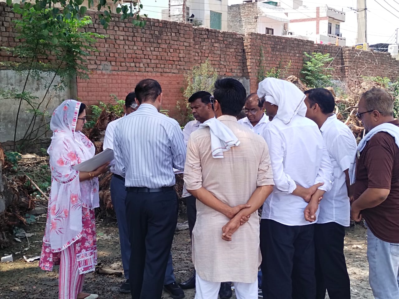 रोडवेज परिसर में जांच करते सीएम फ्लाइंग टीम।