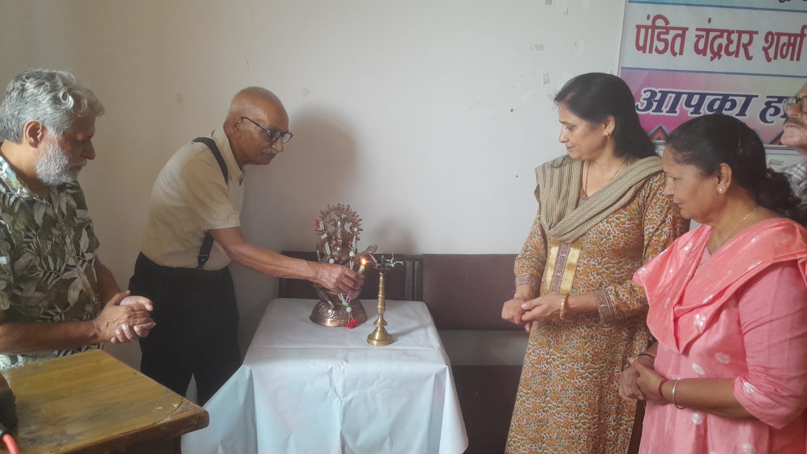 दीप प्रज्जवलन करते हुए दीप प्रज्जवलन करते हुए