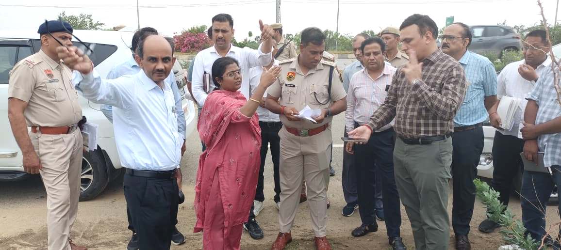 जनसभा स्थल का दौरा करती डीसी डा. वैशाली शर्मा और एसपी कुलदीप सिंह। जनसभा स्थल का दौरा करती डीसी डा. वैशाली शर्मा और एसपी कुलदीप सिंह।