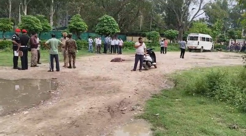 हादसे के बाद जांच करती पुलिस व सेना के अधिकारी