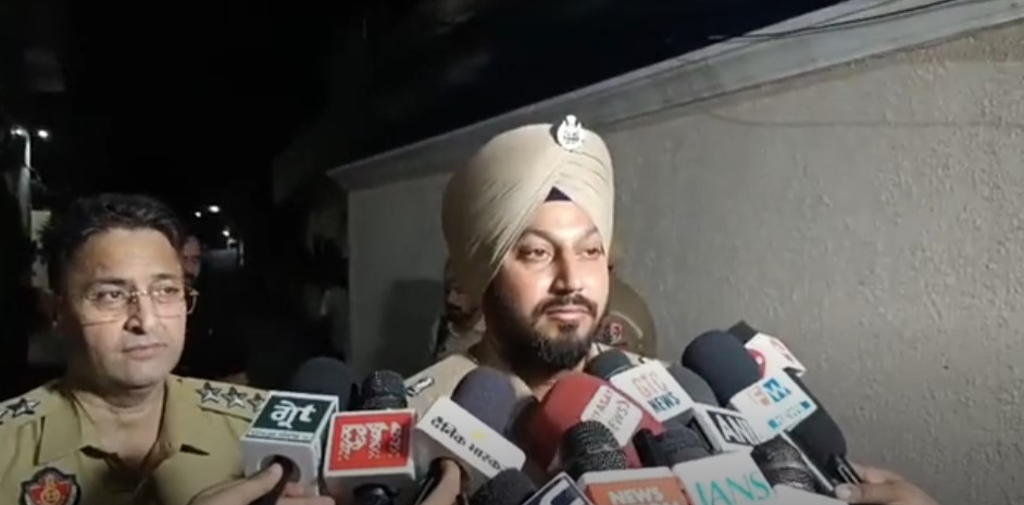ਏਡੀਸੀਪੀ ਵਿਸ਼ਾਲਜੀਤ ਸਿੰਘ ਜਾਣਕਾਰੀ ਦਿੰਦੇ ਹੋਏ। ਏਡੀਸੀਪੀ ਵਿਸ਼ਾਲਜੀਤ ਸਿੰਘ ਜਾਣਕਾਰੀ ਦਿੰਦੇ ਹੋਏ।