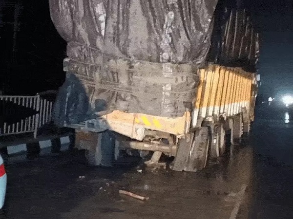 चलते ट्रक में पीछे से घुसी तेज रफ्तार एक्सयूवी कार चलते ट्रक में पीछे से घुसी तेज रफ्तार एक्सयूवी कार
