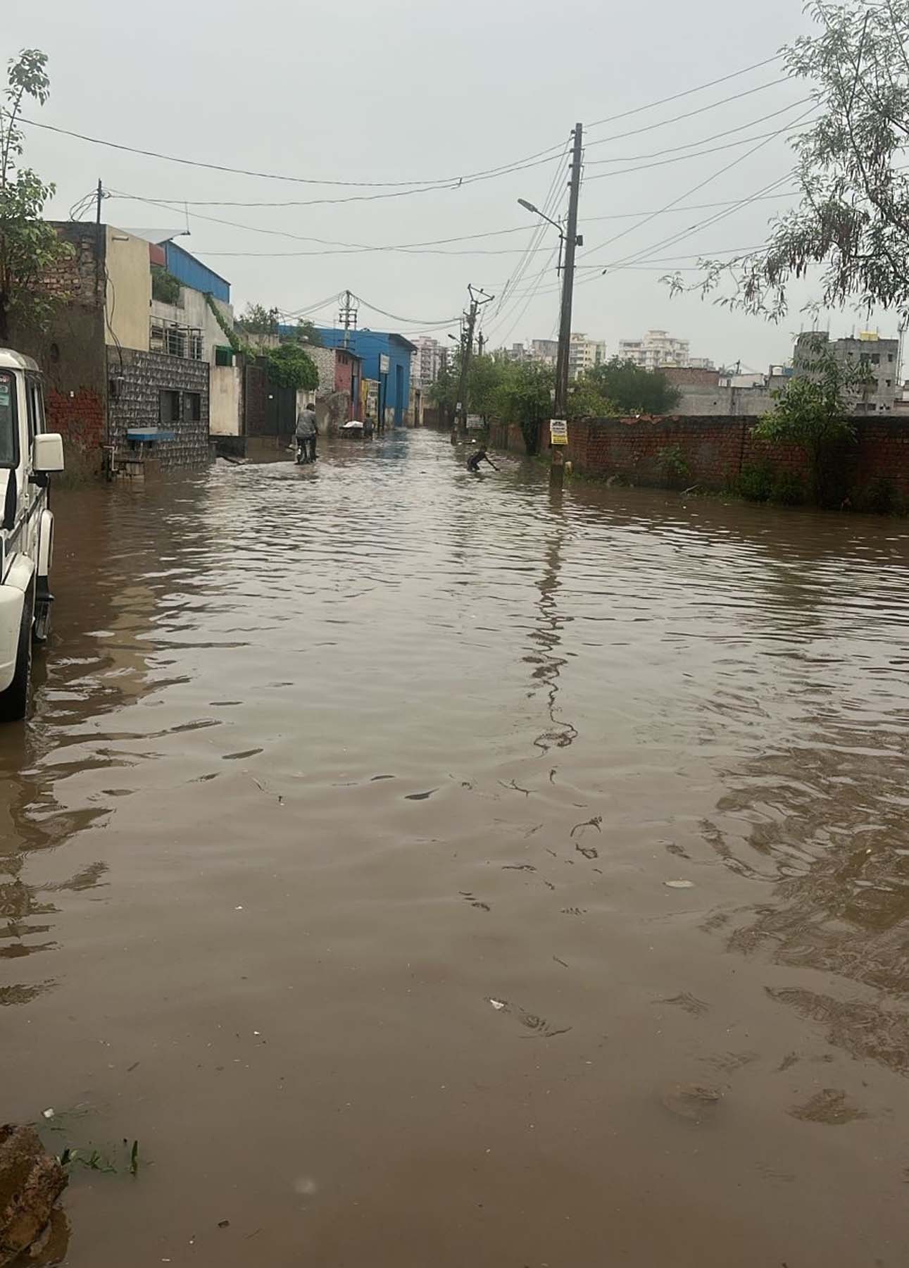 गुरुग्राम में मंगलवार को हुई मूसलाधार बरसात से बसई में भरा पानी।