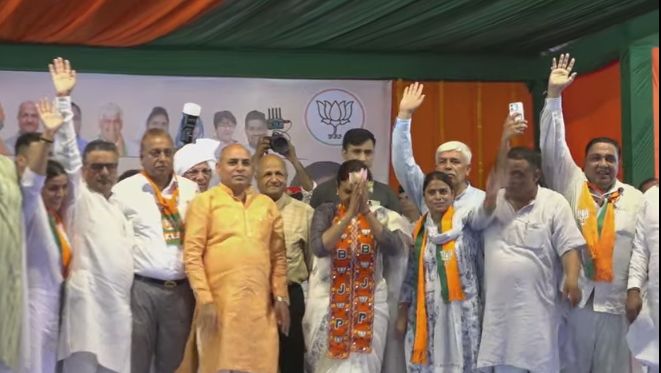 फोटो कैप्शनः 7 आरटीकेः1 रोहतक में आयोजित कार्यक्रम के दौरान भाजपा प्रदेशाध्यक्ष व अन्य नेता। ---------