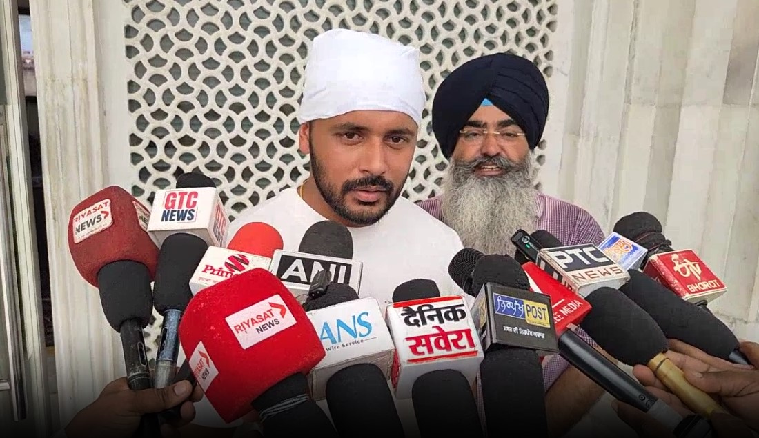 ਪੱਤਰਕਾਰਾਂ ਨਾਲ ਗੱਲਬਾਤ ਕਰਦੇ ਹੋਏ ਭਾਰਤੀ ਹਾਕੀ ਟੀਮ ਦੇ ਕਪਤਾਨ ਹਰਮਨਪ੍ਰੀਤ ਸਿੰਘ ਪੱਤਰਕਾਰਾਂ ਨਾਲ ਗੱਲਬਾਤ ਕਰਦੇ ਹੋਏ ਭਾਰਤੀ ਹਾਕੀ ਟੀਮ ਦੇ ਕਪਤਾਨ ਹਰਮਨਪ੍ਰੀਤ ਸਿੰਘ