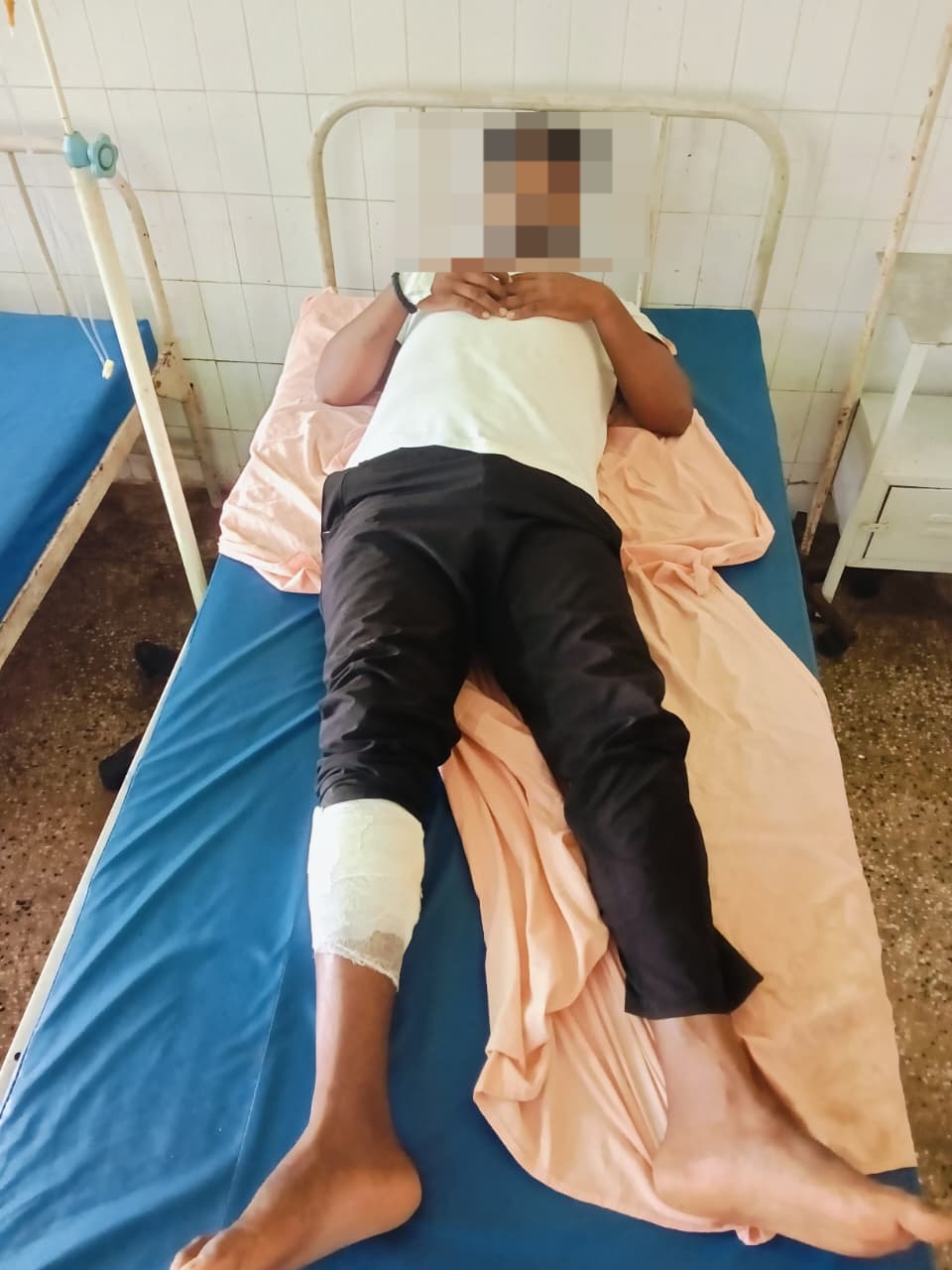 गिरफ्तार आरोपित पुलिस अभिरक्षा में हॉस्पिटल में उपचार के दौरान गिरफ्तार आरोपित पुलिस अभिरक्षा में हॉस्पिटल में उपचार के दौरान