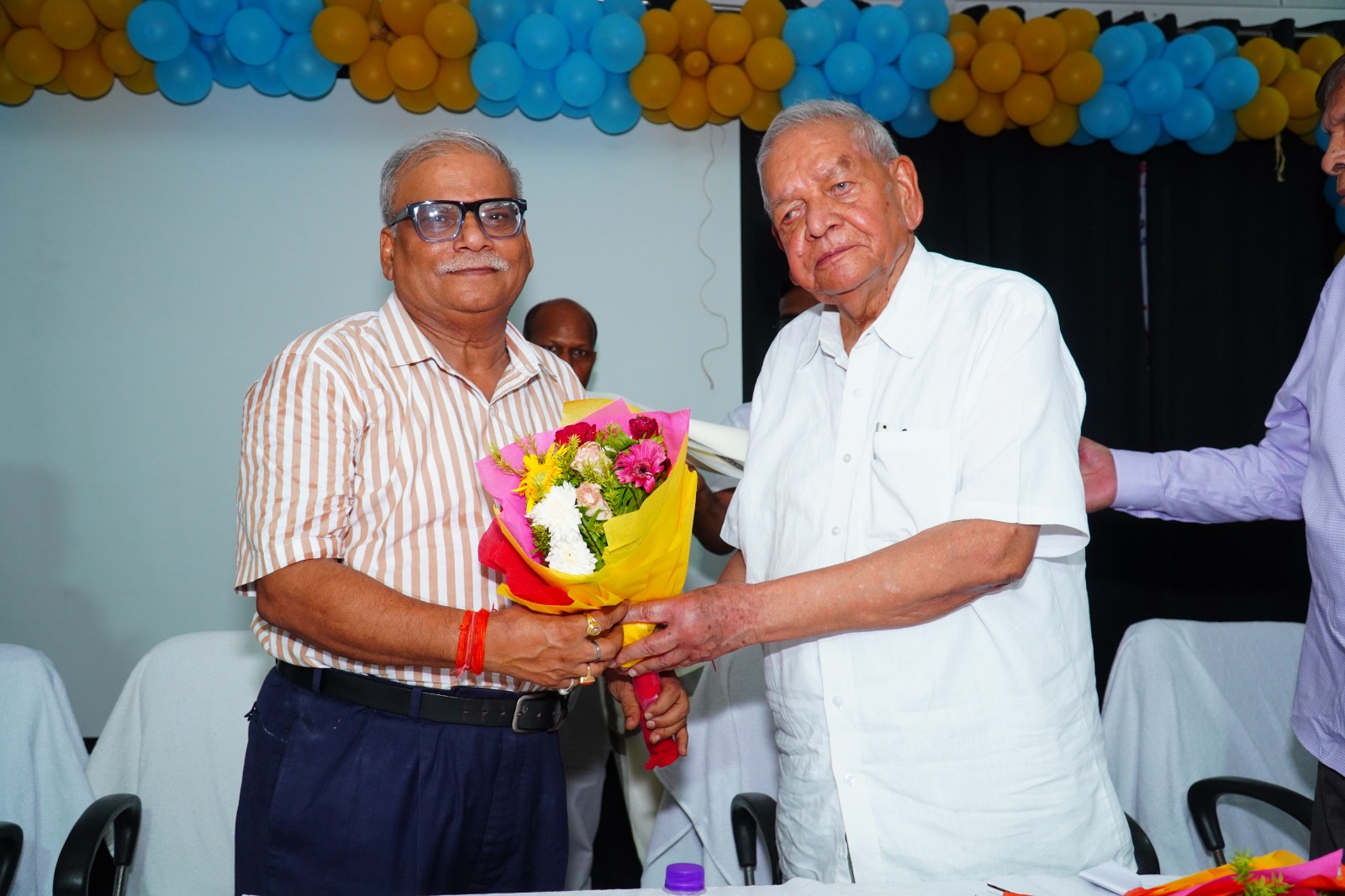 एनजीबी यूनिवर्सिटी के नए कुलपति बने प्रो. बीवी तिवारी का स्वागत करते हुए यूनिवर्सिटी के कुलसचिव