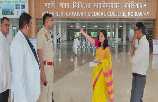 मेडिकल कॉलेज परिसर का दौरा करती डीसी अनुपमा अंजली। मेडिकल कॉलेज परिसर का दौरा करती डीसी अनुपमा अंजली।