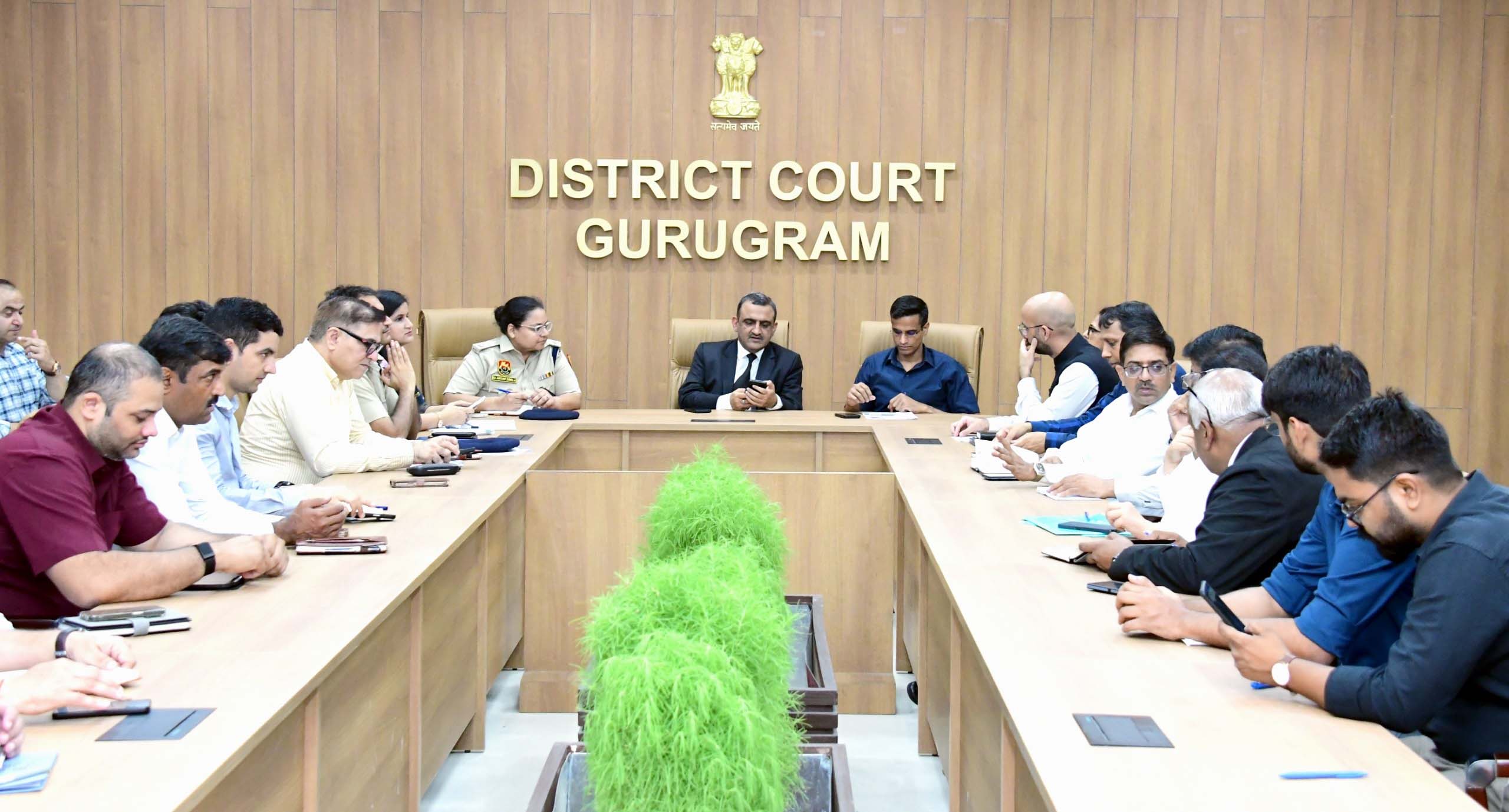 गुरुग्राम में टावर ऑफ जस्टिस के लोकार्पण को लेकर अधिकारियों के साथ बैठक करते जिला एवं सत्र न्यायाधीश नरेंद्र सुरा तथा उपायुक्त उत्तम सिंह।