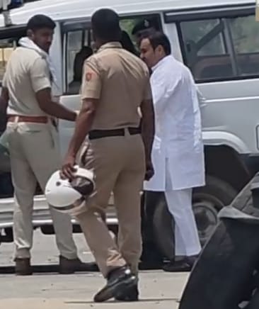 रामायण टोल प्लाजा पर सोमेश शर्मा को पुलिस की गाड़ी में बैठाते पुलिस अधिकारी।