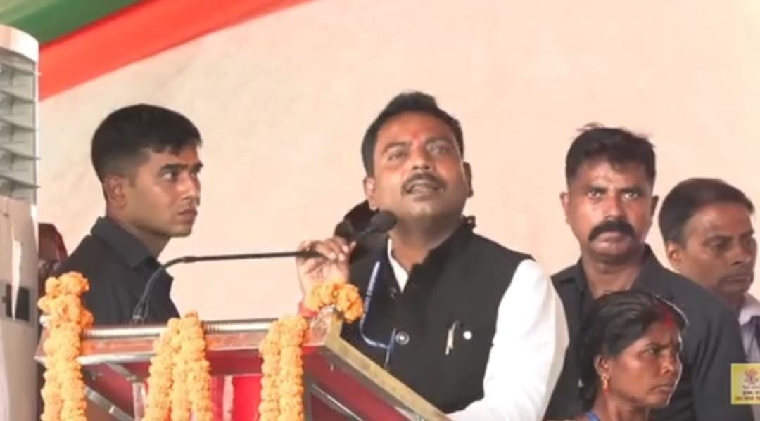 अररिया फोटो:मनोज विश्वास संबोधित करते अररिया फोटो:मनोज विश्वास संबोधित करते