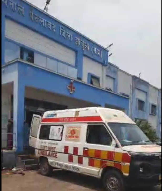 पेटलावद सिविल अस्पताल लाया गया