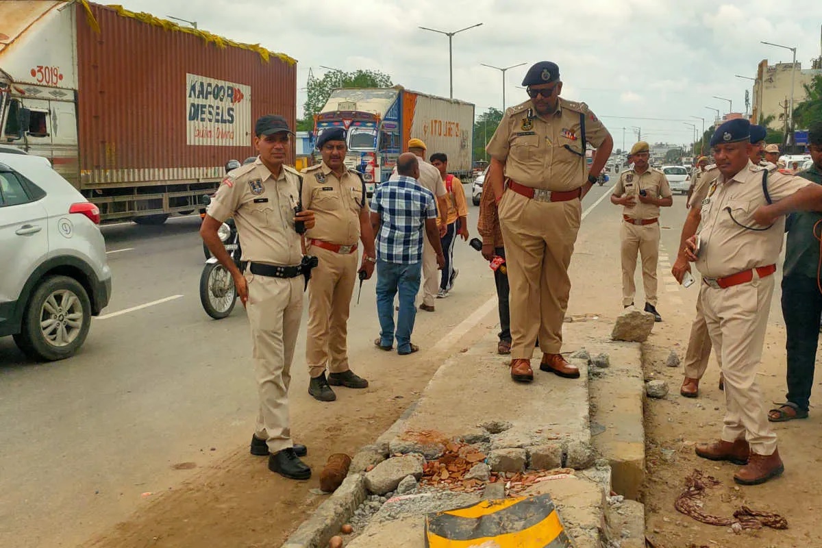 रेलिंग तोड़ फुटपाथ पर चढ़ा बेकाबू ट्रेलर: पिता समेत तीन मासूमों की मौत रेलिंग तोड़ फुटपाथ पर चढ़ा बेकाबू ट्रेलर: पिता समेत तीन मासूमों की मौत