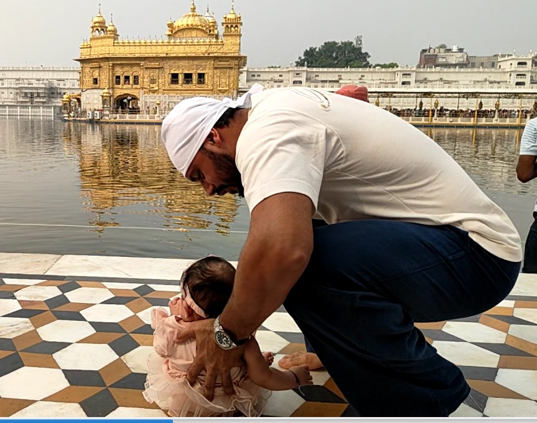 श्री दरबार साहिब की परिक्रमा में बच्ची समेत भारतीय हॉकी टीम के कप्तान हरमनप्रीत सिंह श्री दरबार साहिब की परिक्रमा में बच्ची समेत भारतीय हॉकी टीम के कप्तान हरमनप्रीत सिंह