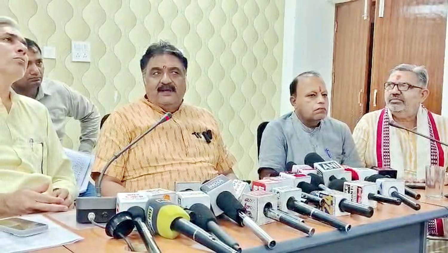 पत्रकारों से बातचीत करते हुए हरियाणा विधानसभा के डिप्टी स्पीकर डा. कृष्ण मिड्ढा। पत्रकारों से बातचीत करते हुए हरियाणा विधानसभा के डिप्टी स्पीकर डा. कृष्ण मिड्ढा।