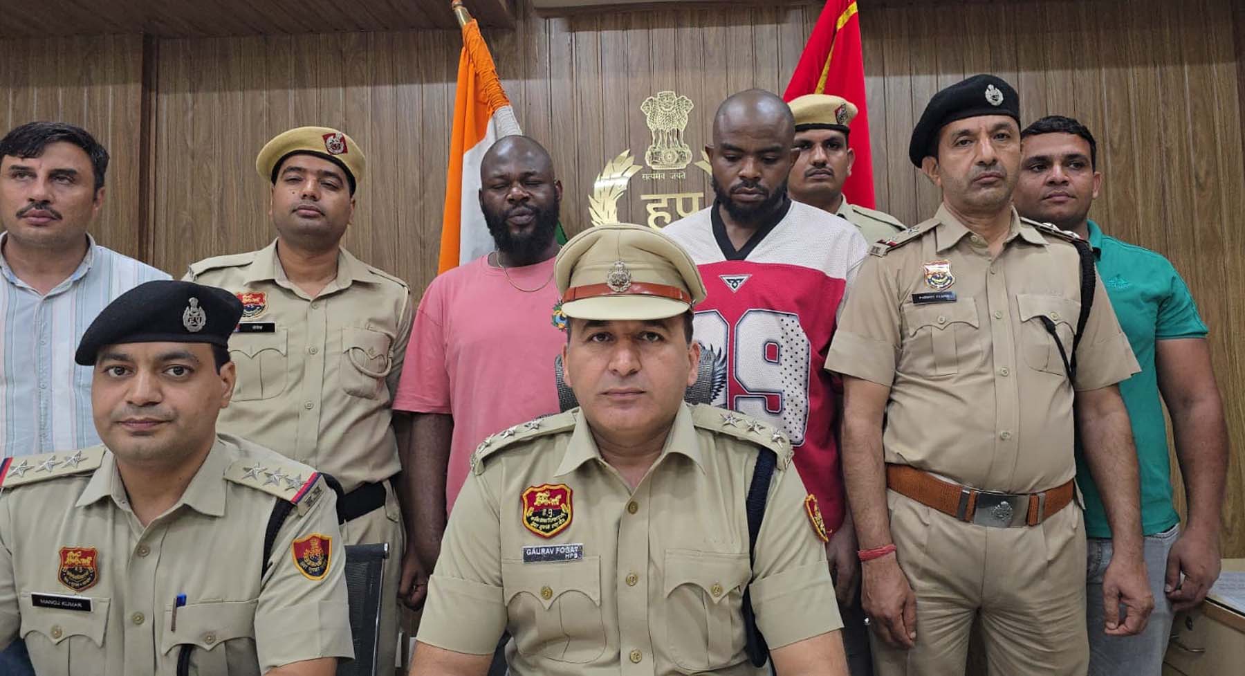 गुरुग्राम पुलिस की गिरफ्त में विदेशी महिला से ठगी के आरोपी नाइजीरियाई नागरिक।