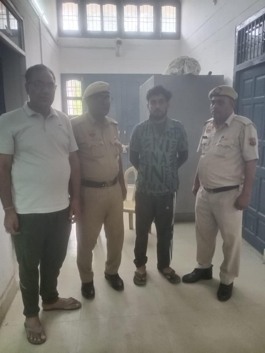 पुलिस गिरफ्त में नशा तस्कर।