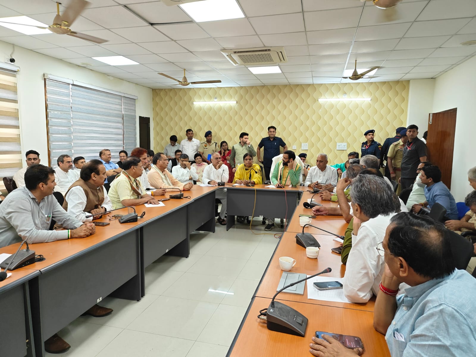 बैठक को संबोधित करते हुए सीएम नायब सैनी व भाजपा प्रदेशाध्यक्ष डा. अर्चना गुप्ता।