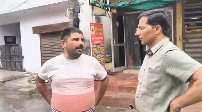 अलवर. बारिश रुकने के बाद लोगों से जानकारी लेते आयुक्त। अलवर. बारिश रुकने के बाद लोगों से जानकारी लेते आयुक्त।