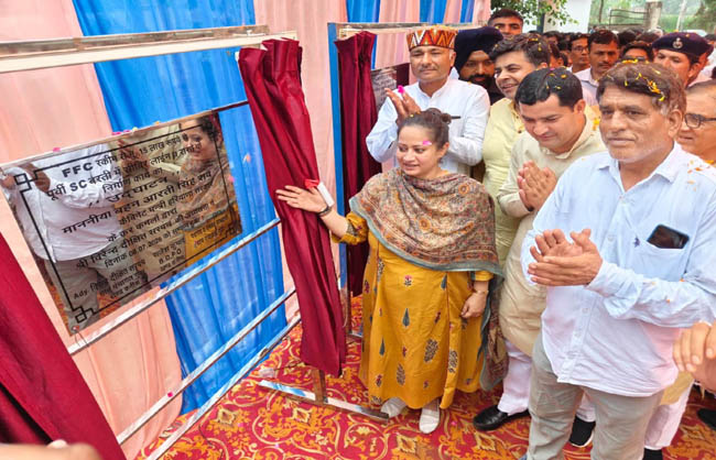 विकास कार्यों का उद्घाटन एवं शिलान्यास करती स्वास्थ्य मंत्री आरती सिंह राव। विकास कार्यों का उद्घाटन एवं शिलान्यास करती स्वास्थ्य मंत्री आरती सिंह राव।