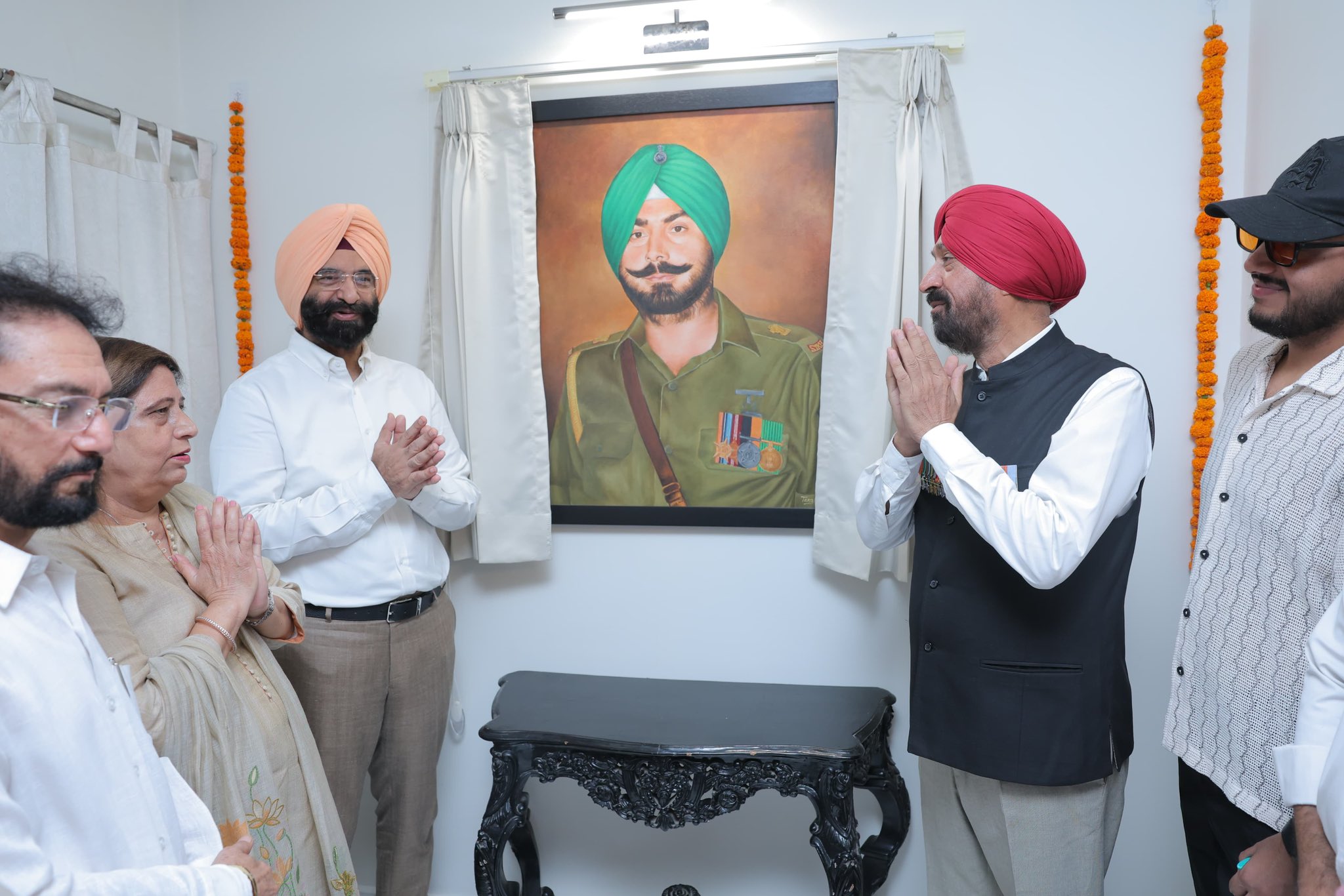 दिल्ली के पर्यावरण मंत्री मनजिंदर सिंह सिरसा ने बुधवार को राजौरी गार्डन में वीर चक्र से सम्मानित कर्नल अमरिक सिंह के पोर्ट्रेट का अनावरण करते हुए दिल्ली के पर्यावरण मंत्री मनजिंदर सिंह सिरसा ने बुधवार को राजौरी गार्डन में वीर चक्र से सम्मानित कर्नल अमरिक सिंह के पोर्ट्रेट का अनावरण करते हुए