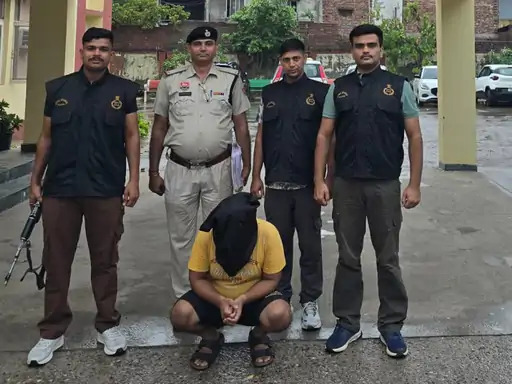 पुलिस की गिरफ्त में पकड़ा गया आरोपी पुलिस की गिरफ्त में पकड़ा गया आरोपी