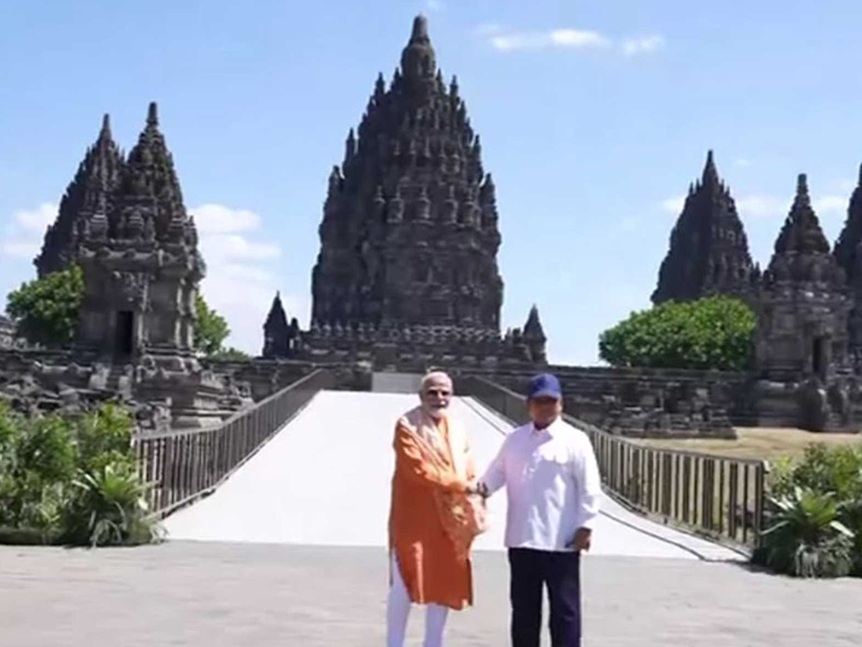 इंडोनेशिया में बुधवार को भारतीय प्रधानमंत्री नरेन्द्र मोदी और इंडोनेशियाई राष्ट्रपति सुबियांतो एकसाथ प्रम्बानन मंदिर पहुंचे। फोटो - इंटरनेट मीडिया इंडोनेशिया में बुधवार को भारतीय प्रधानमंत्री नरेन्द्र मोदी और इंडोनेशियाई राष्ट्रपति सुबियांतो एकसाथ प्रम्बानन मंदिर पहुंचे। फोटो - इंटरनेट मीडिया