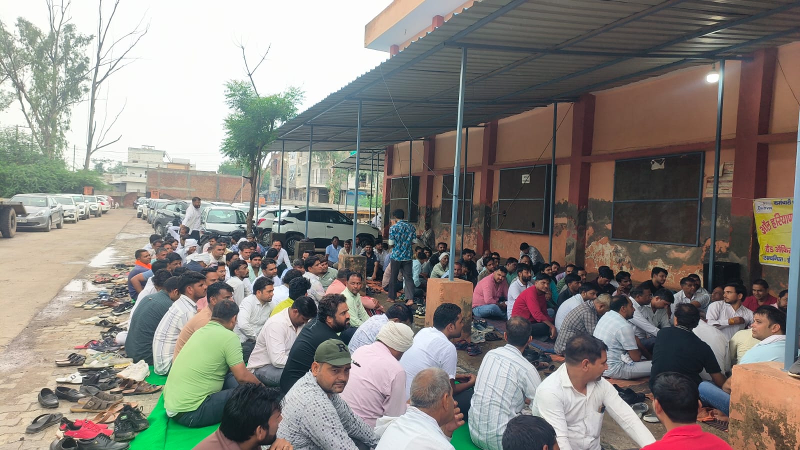 इस दौरान कर्मचारियों ने दो घंटे का सांकेतिक कार्य बहिष्कार भी किया।