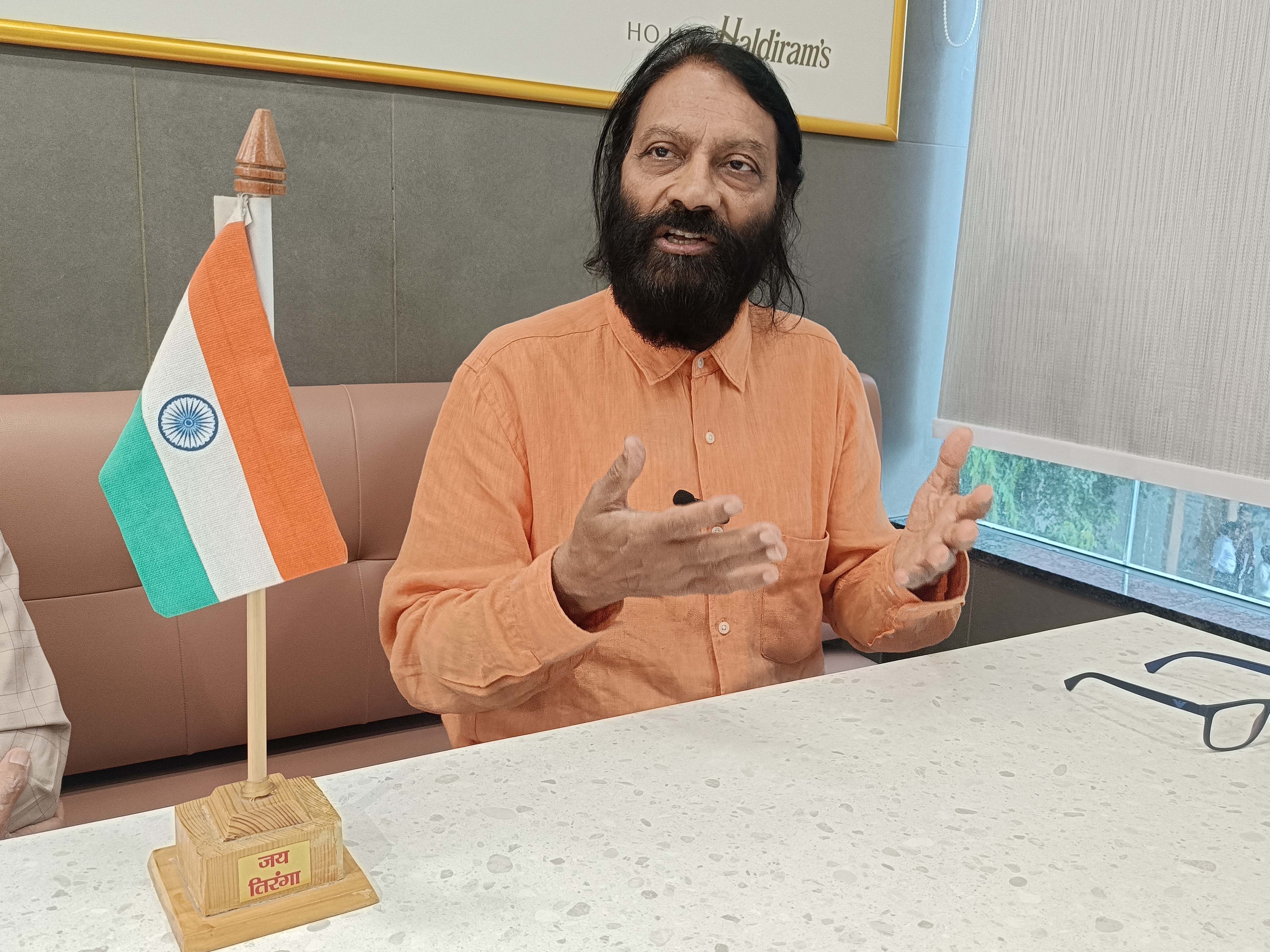 पत्रकारों से बात करते पूर्व डीजीपी शील मधुर।