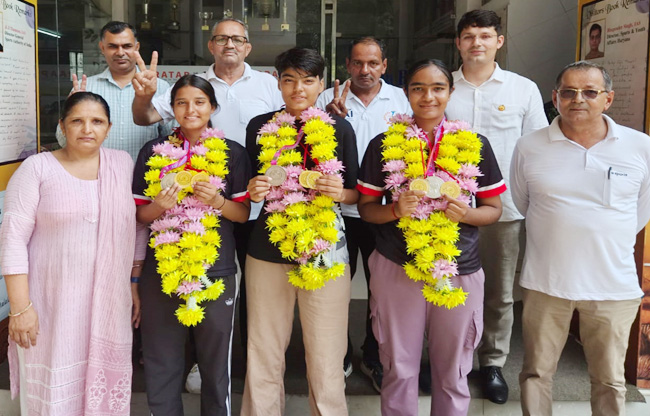 सोनीपत: द्रोणाचार्य पुरस्कार से सम्मानित खेल निदेशक ओम प्रकाश दहिया विजेता बेटियों का आशीर्वाद देते हुए सोनीपत: द्रोणाचार्य पुरस्कार से सम्मानित खेल निदेशक ओम प्रकाश दहिया विजेता बेटियों का आशीर्वाद देते हुए