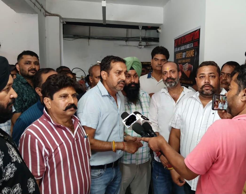 जेएमसी ठेकेदारों का प्रदर्शन, नई नीतियों की समीक्षा की मांग जेएमसी ठेकेदारों का प्रदर्शन, नई नीतियों की समीक्षा की मांग