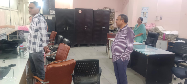 नगर परिषद कार्यालय में प्रापर्टी शाखा का निरीक्षण करते डीएमसी कपिल शर्मा।