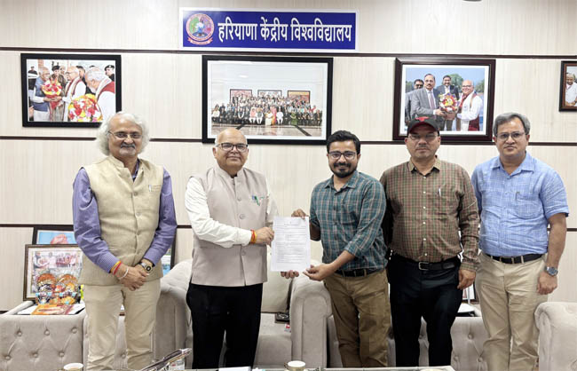 डॉ रवि प्रताप पाण्डेय को बधाई देते हुए कुलपति प्रो टंकेशवर कुमार।