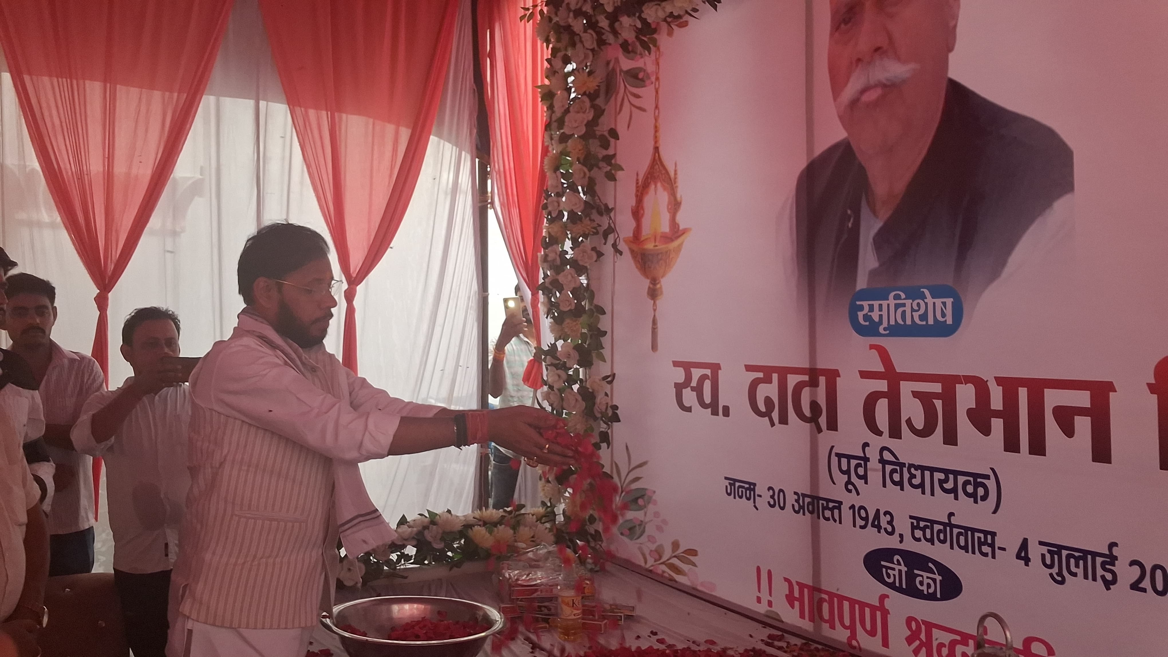 श्रद्धांजलि देते कैबिनेट मंत्री की फोटो श्रद्धांजलि देते कैबिनेट मंत्री की फोटो
