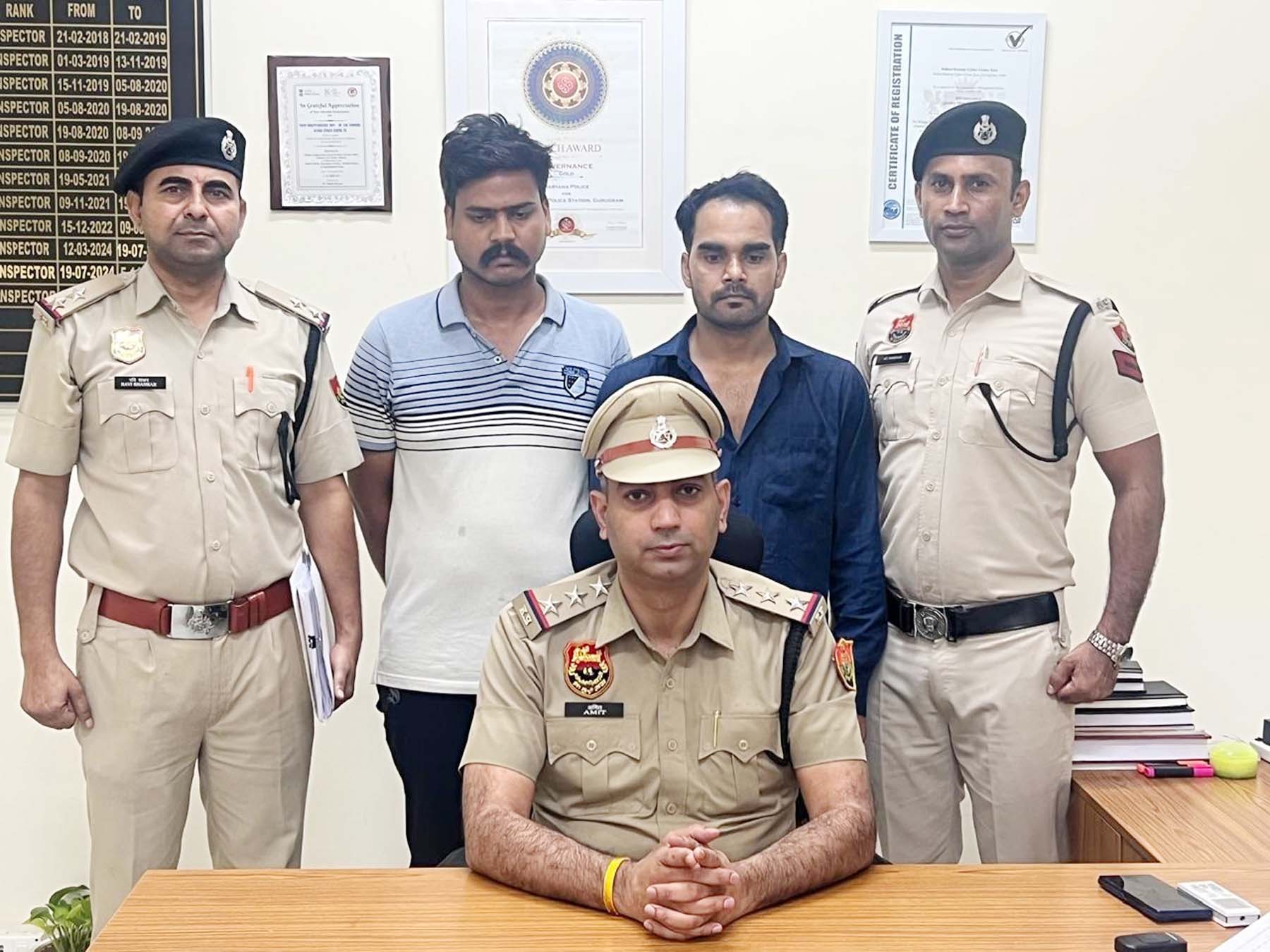 गुरुग्राम पुलिस की गिरफ्त में दंपति से ठगी करने के आरोपी। गुरुग्राम पुलिस की गिरफ्त में दंपति से ठगी करने के आरोपी।