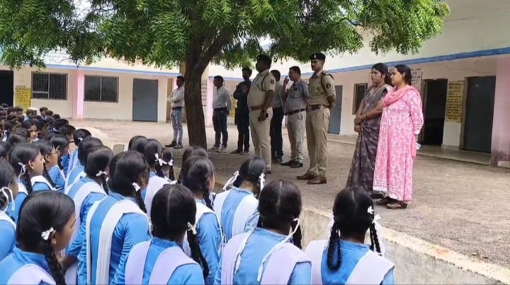 बिर्रा में विद्यार्थियों को यातायात व साइबर सुरक्षा के प्रति किया जागरूक, नाबालिगों को वाहन नहीं चलाने की दी समझाइश
