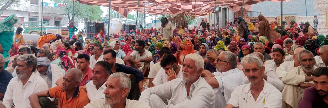 चानौत में पानी की मांग पर धरने पर बैठी महिलाएं व ग्रामीण। चानौत में पानी की मांग पर धरने पर बैठी महिलाएं व ग्रामीण।