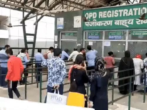 बीके अस्पताल में जांच करवाने हेतु ओपीडी कटवाते लोग बीके अस्पताल में जांच करवाने हेतु ओपीडी कटवाते लोग